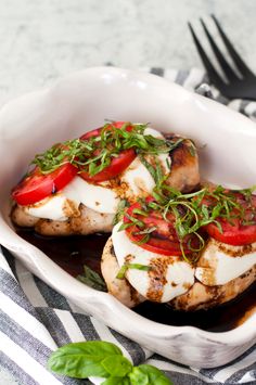 Caprese chicken Keto Caprese, Diet Doctor Recipes, Caprese Chicken, Chicken Entrees, Keto Lunch, Lchf Recipes, Diet Doctor, Keto Foods, Low Carb Chicken