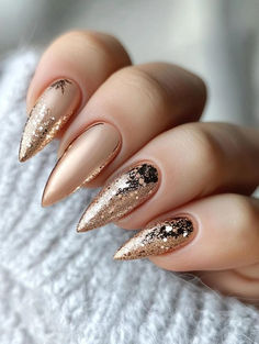 Modelos elegantes para destacar suas mãos nas festas de fim de ano Acrylic Nail Trends, Gold Holiday Nails, Winter Acrylic Nails, Burgundy Acrylic Nails, Frosted Tips, Short Coffin Nails Designs, Classy Nail Art Ideas, Cabin Vibes, Boho Nails