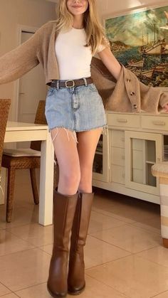 Brown Knee High Boots Outfit Jeans, Brown Boots Outfit Summer, Brown Booties Outfit Winter, Brown Skirts Outfits, Orange Mini Skirt Outfit, How To Style Brown Boots, How To Style Denim Skirt, Outfit Jupe En Jean, Light Brown Boots Outfit