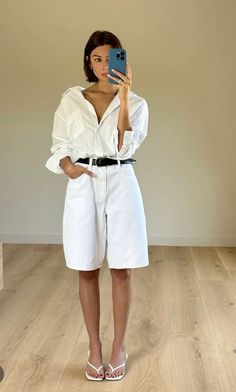 @breiigonzalez Chica Chola, White Shorts Outfit, Chic Outfits Classy, Outfit Inspo Spring, Latina Outfits, Cozy Wear, Smart Casual Work Outfit, Work Outfits Women Summer, Capsule Wardrobe Outfits