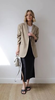 Sandals Business Casual, Summer Office Outfits 2023, Modern Office Outfits Women, Spring Capsule Wardrobe 2022, Minimal Chic Style Outfits, Capsule Wardrobe 2022, 2023 Outfit Ideas, Capsule Wardrobe Casual, Smart Casual Dress