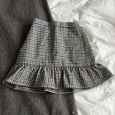 Size 0 100% Wool New - Never Worn Has Pockets! Midi Sweater Skirt, Houndstooth Skirt, Skirt With Buttons, Bow Detail Dress, Sports Skirts, Slip Skirt, Skirt With Pockets, Corduroy Skirt, People Shopping