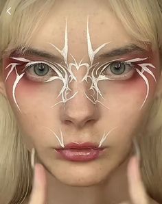 When I look at this I think of the owl prince from labyrinth, I think it's the hair Graphic Eyeliner Tutorial, Futuristic Makeup, Graphic Eyeliner, Natural Make Up Looks, Smink Inspiration, Ethereal Makeup