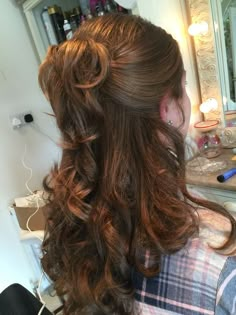 Fall Hairstyles Brown Hair, Ball Hairstyles For Medium Length Hair, Prom Hair Aesthetic, Hairstyles Special Occasion, Hair Styles For Dances, Hairstyles For Wavy Hair Medium, 90s Prom Hair, Hairstyles For Christmas Party, Hair For Formal