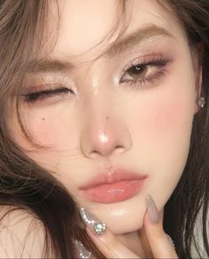 Soft Makeup For Prom, Asian Makeup Party, Douyin Prom Makeup, Debut Make Up Look, Korean Party Makeup, Douyin Prom Dress, Korean Glam Makeup, Soft Prom Makeup, Layout Makeup