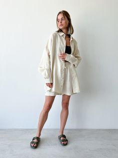 Womens Oversized Button Up Shirt, Linen Button Down Shirt Women Outfit, Linen Shirt Summer Outfit, Linen Button Up Outfit, White Linen Shirt Outfit Women, Electric Grandpa, White Linen Shirt Outfit, Oversized Linen Shirt Outfit