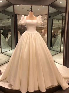 Satin Wedding Dresses, Fest Outfits, Vintage Wedding Dresses, Dream Wedding Ideas Dresses, Wedding Dresses Satin, Ball Gowns Evening, Pretty Prom Dresses, Fairytale Dress, Dresses Vintage