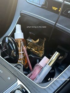 Chic Car Accessories, Aesthetic Cars Inside, Car Basics, Car Accessories Jeep, Car Organization Aesthetic, Car Kit Essentials, Cute Car Keys, Girly Car Interior, Aesthetic Car Accessories