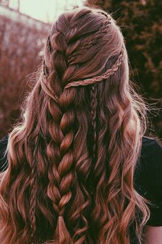 Female Viking Wedding Hairstyles, Mid Evil Hairstyles Medieval Hair, Ren Fairs Hair, Fae Inspired Hairstyles, Norse Hairstyles Women Wedding, Lotr Inspired Hairstyles, Yule Hairstyles, Elf Hair And Makeup, Pagan Hairstyles Braids