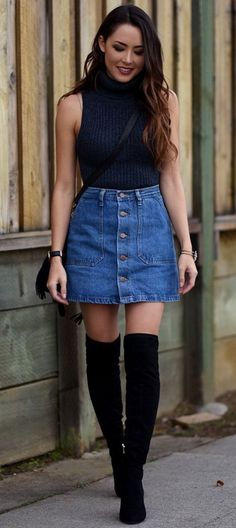 Prendas ideales para usar durante el otoño Turtle Neck Top With Skirt, Tops With Denim Skirt, Button Denim Skirt Outfit, High Neck Tank Top Outfit Winter, Black High Neck Top Outfits, Button Down Denim Skirt Outfit, Turtle Neck Skirt Outfits, Black Knee Socks Outfit, Jean Skirt Outfits Short