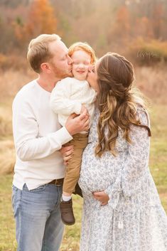 Simple Maternity Shoot Family, Family Of 3 Photoshoot Maternity, Maternity Photo Shoot Poses Family, Fall Family Photos While Pregnant, Cute Family Maternity Pictures, Family Maturity Pictures, Maternity With Sibling Photography, Family Of 3 Photo Ideas Maternity, Maternity Pics With Family