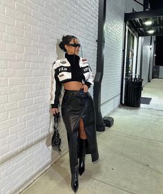 Women In Mens Shirt, Fashion Killa Winter, Tokyo Outfits Japanese Street Styles, Mode Poses, Mode Kylie Jenner, Fest Outfits, Boujee Outfits, Mode Chic