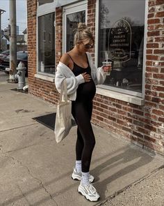 Expecting Mom Outfits, Maternity Trendy Outfits, Maternity Inspiration Outfits, Cute Bump Outfits, Baby Bump Outfits Summer, Spring Bump Outfits, Pregnancy Outfit Inspiration, Cool Pregnant Outfits, Pregnant Athleisure Outfits