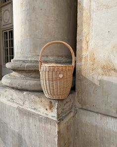 Handmade wicker bag with lid for women carefully hand-woven by local artisans. This fashionable, stylish and environmentally-friendly basket is perfect for everyday use as shopper or grocery bag. Wicker basket is great for going on a picnic or to the beach.  Basket have fantastic proportions and handle that perfectly fit into your hand. Wicker basket can be ideal gift for your mum, sister or friend! Features: - a precisely handmade basket made in Lithuania - made from all-natural, eco-friendly a Style Jane Birkin, Birkin Style, Jane Birkin Style, Beach Basket, French Market, Wicker Bags, Handmade Baskets, Jane Birkin, Straw Tote