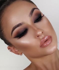 Makeup Party Night, Maquillage Yeux Cut Crease, New Makeup Ideas, Mac Foundation, Trendy Eyeshadow, Makeup Tutorial Foundation, Makeup Hacks