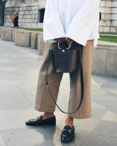 Minimalist Moda, Style Pinterest, Street Style Bags, Gucci Loafers, Scandinavian Fashion, Cooler Look, Looks Street Style, Ootd Style, Fashion Weeks