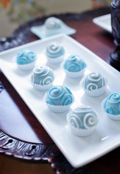 there are many blue and white chocolates on the plate