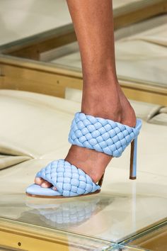 Bottega Veneta Mules, Milan Fashion Week Spring 2020, Moda Paris, Trending Sandals, Milano Fashion Week, Leather Shoes Woman, Spring Shoes, Thom Browne