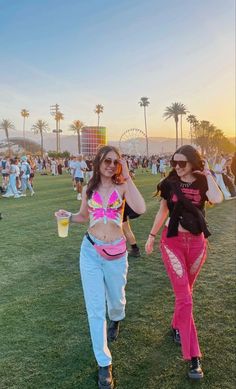 Coachella Picture Ideas, Coachella Couple Outfits, Coachella Pictures, Coachella Photos, Besties Poses, Coachella Accessories, Coachella Fits, Coachella 2024, Rave Concert