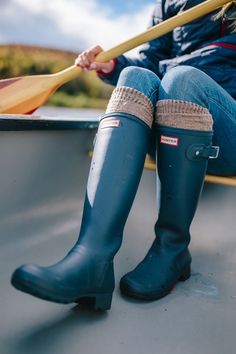 The best must-have outerwear shoes for fall + how to style Hunter Boots this season // Rhyme & Reason How To Style Hunter Boots, Style Hunter Boots, Outdoorsy Outfit, Outdoorsy Outfits, Best Rain Boots, Shoes For Fall, Hunter Boots Outfit, Womens Rubber Boots, Wellies Rain Boots