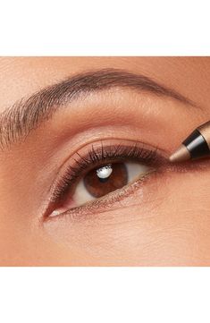 What it is: A dual-ended creamy eyeliner pencil with two contrasting, high-impact hues that glide on velvety smooth, blend easily and won't skip or tug.What it does: The Define shade creates smoky definition, and the Illuminate shade makes eyes pop. Two shades, one easy-to-use pencil, endless eye-opening looks. Both shades are waterline safe so you can Smoke and Brighten, your way. How to use:Get the Estêe Lauder 'Eyes Wide Open' look:- Define: Draw along the lash line with the darker Eye Defini Best Color Eyeliner For Brown Eyes, Best Eye Makeup For Dark Brown Eyes, Eyeliner Over 40 For Women, Dark Brown Eye Makeup, Light Brown Eyeliner, Brown Eyes Eyeliner, Eye Brightening Makeup, Double Eyeliner, Make Eyes Pop