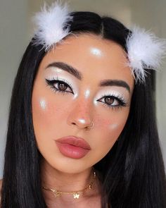 White Lashes Make Up, White Makeup Ideas, Black And White Makeup Looks, White Makeup Looks, Christmas Eyeliner, Black White Makeup, White Eye Makeup, Eyelid Primer, Glossy Eyeshadow