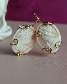 Victorian Style earrings handmade from Gold plated 925 Sterling Silver and Sardonic Shell Cameo (25 mm x 20 mm). Open hooks with a back loop that allows them to be closed. Lenght : 3,5 cm One earring's weight: 3,5 gr * SHIPPING * Your order will be shipped within 1-3 business days from your purchase. You can choose between 2 shipping methods: STANDARD SHIPPING (without tracking) or REGISTERED MAIL (with tracking). Each chapeau atelier jewel is shipped in a gift box. Thank you for your visit.