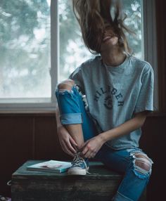 Vans or barefoot, boyfriend jeans w/ oversized shirt or button down| in front of my window Surfer Vibe, Surfergirl Style, Resume Design Professional, Modern Cv, Surfer Girl Style, Tomboy Outfits, Surfer Girl, Inspired Outfits, 인물 사진