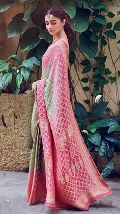 Tarun Tahiliani Saree, भारतीय दुल्हन संबंधी, Saree Poses, Latest Designer Sarees, Saree Photoshoot, Bandhani Saree