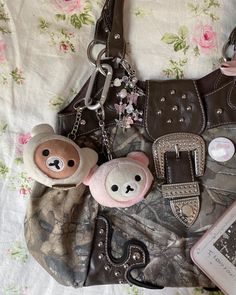 Inside My Bag, Image Swag, Digital Closet, Pretty Bags, Cute Keychain, Cute Little Things, Essential Bag, Cute Bags, My New Room