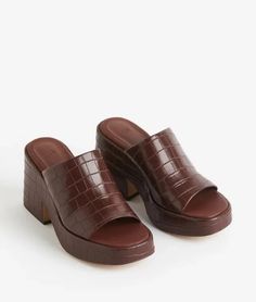 H&M Crocodile Skin Effect Mules |
Summer shoes |
Mules efecto piel de cocodrilo H&M |
Zapatos de Verano. H&m Heels, Brown Platform Sandals, Sandals Chunky, Shoes Fall, Chunky Heel Sandals, H&m Shoes, Platform Mules, Chunky Sandals, Platform Heels Chunky