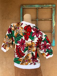 Over-sized and boxy slouch cut Tropical pattern Unusual colors - red, green, brown White background Short sleeves NO pockets or shoulder pads Cotton / poly blend Shirt feels soft and kind of like linen Unisex Note that the shorts in the photos are also in the shop currently, and we love to combine shipping: https://www.etsy.com/listing/1058291909/vintage-1980s-high-waisted-suede-shorts Size: Labeled Sz S but is 80s oversized style so good for M too. Check measurements against your bod and simila Casual Red Retro Print Top, Vintage Multicolor Crew Neck Tops, Red Vintage Print Cotton Top, Red Cotton Top With Vintage Print, Red Cotton Tops With Vintage Print, Retro Red Printed Top, Green Retro Tops With Vintage Print, Multicolor Relaxed Fit Vintage Top, Retro Green Printed Tops