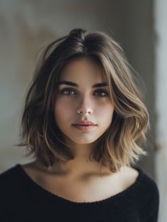 Trendy Medium Length Haircuts for a Chic Look in 2024 Medium Hair Styles Brunette, Chic Medium Length Hairstyles, 2024 Bob Hair, Medium Hair 2024, Hair Bobs Medium Shoulder Length, Shoulder Length Hair 2024, Hair Medium Cut, Shoulder Cut Hair, Long Bob Braun