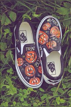 Spooky Shoes Diy, Halloween Painted Canvas Shoes, Van Painting Ideas Shoes, Hand Painted Vans Slip On, Horror Painted Shoes, Diy Vans Paint, Halloween Painted Shoes, Diy Vans Shoes, Painted Black Vans