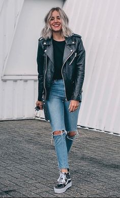 Leather Jacket Vans Outfit, Jeans And Vans Outfit Winter, Converse Boot Outfit, Minimalist Rocker Style, Casual Converse Outfit, Saturday Afternoon Outfit, Edgy Mom Style, Estilo Vans, Vans Outfits