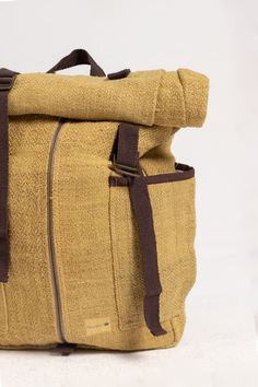 Mochila 100% cáñamo hecha con telar de mano tintado natural de Granada y Mirobalán. La mochila tiene un sistema de cierre con solapa enrollable. Bolsillo interior para portátiles de hasta 15 pulgadas, dos bolsillos laterales y otro con cremallera en el lateral de la espalda para guardar el móvil o documentación importante. Cremallera metálica con tirador de cuerda de montaña. Confeccionada a mano en Nepal.Recomendamos lavar a mano, con jabón PH neutro y agua fría. Secar al aire libre en sombra. Y 15, Nepal, Burlap Bag, Reusable Tote, Burlap, Reusable Tote Bags