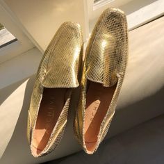 Perfect Condition, Never Worn Metallic Gold Loafers. Shoes Are Handmade In Italy Using Real Leather. I’m Between An 8.5-9 And Theyre A Bit Small On Me So I Think They Could Fit An 8 Or A Narrow 8.5 Gold Leather Loafers For Summer, Gold Almond Toe Loafers For Office, Gold Slip-on Loafers With Round Toe, Gold Round Toe Loafers For Galas, Chic Gold Loafers With Flat Heel, Gold Slip-on Loafers For Galas, Gold Loafers For Formal Summer Occasions, Gold Almond Toe Flats For Office, Gold Almond Toe Office Flats