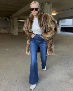 Denim Photoshoot Ideas, Fur Coat Street Style, Denim Photoshoot, Vintage Fur Coat, Coat Street Style, Denim Jacket Outfit, Denim Skirt Outfits, Fashion Icons, Denim Trends