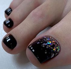 Black Toenails With Glitter, New Year Toe Nail Designs, Cute Gel Toe Nail Ideas, Vegas Pedicure Ideas, Goth Pedicure Ideas, Black And White Pedicure Toenails, Black Pedicure Designs, Pedicure Ideas Black