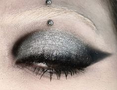 Goth Makeup Aesthetic, Black And Silver Makeup, Silver Makeup, Scene Makeup, Formal Makeup, Cool Makeup Looks, Unique Makeup