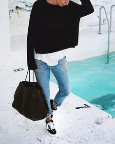 A black oversized sweater and boyfriend jeans is a good combination to add to your casual repertoire. Round off this look with monochrome canvas low top sneakers. How To Wear Vans, Classic Lifestyle, Vans Outfit, Jeans And Converse, Oversize Pullover, Quoi Porter, Mode Inspo