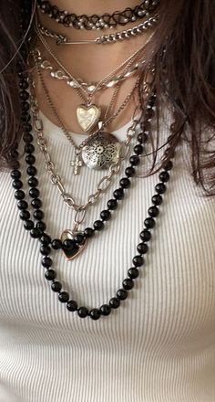 Dark Hippy Outfits, Grunge Jelewry, Rockstar Jewelry Aesthetic, Stacked Necklaces Aesthetic, Rockstar Girlfriend Aesthetic Jewelry, Layered Jewelry Grunge, Grunge Jewelry Necklaces, Layering Necklaces Grunge, Goth Jewelry Aesthetic