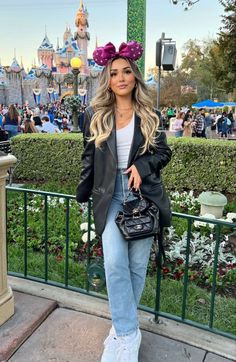 Everglades Outfit Ideas, Winter Outfits Disneyland, Casual Disney Outfits Winter, Baddie Disney Outfits, Disney Outfits Women Winter Park, Disneyworld Winter Outfit, Edgy Disney Outfits, Cute Winter Disney Outfits, Black And White Disney Outfits