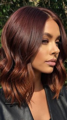 Trendy Honey Lob Fall Hair Color 🍂 Short Brown Hair With Copper Balayage, Auburn Lob Hairstyle, Auburn Violet Hair, Copper Hair Medium Length, New Hair Colors 2024, Solid Fall Hair Color, Auburn Hair With Dark Roots, Copper Money Piece Hair, Dark Auburn Balayage