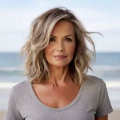 Sidepart Haircut Woman, Blonde Hair Transformations, Haircuts For Women Over 50, Hairstyles And Haircuts, Blending Gray Hair, Beautiful Hairstyles, Shoulder Length Hair Cuts