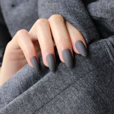 Discover the Best 20 Grey Nail Designs for Fall 2023: Elegant and Trendy Manicure Ideas Nail Art Gris, Dark Grey Nails, Grey Matte Nails, Grey Nail Art, Grey Acrylic Nails, Grey Nail, Grey Nail Polish, Black Acrylic Nails