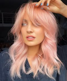 Pink Hair Streaks, Peach Hair Colors, Bob Hair Color, Bold Hair Color, Peach Hair, Pastel Pink Hair, Spring Hair Color, Strawberry Blonde Hair