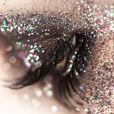 . Glittery Eyes, Sparkly Eyes, Glitter Eye Makeup, Glitter Eyeliner, Dramatic Eyes, Glitter Eyes, Shine Bright Like A Diamond, Glitter Makeup, Glitter Eyeshadow