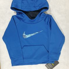 New With Tag Nike Therma Pullover Hoodie Blue With Printed Logo Size 2t Blue Sports Top With Adjustable Hood, Boy Hoodie, Black Sportswear, Nike Boys, Nike Zip Up, Nike Boy, Youth Hoodies, Blue Sweatshirt, Boys Hoodies