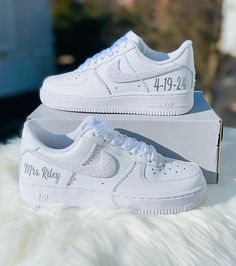 These Custom Air Force 1 Pearl Diamond Wedding Shoes are a unique addition to any wedding attire. Handcrafted with stunning pearl and diamond accents, these shoes add a touch of elegance to any outfit. Perfect for brides, bridesmaids, or any fashion-forward individual looking to make a statement on their special day. ✨Brand new with box✨100% hand painted to perfection❤️✨Waterproof and scratchproof Womens Wedding Shoes, Custom Sneakers, Pearl Diamond